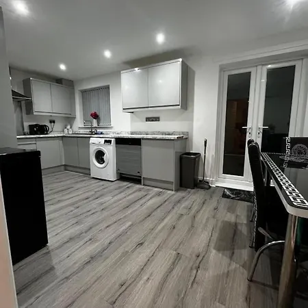 Holiday home Stylish New-build Family - Free Parking Wifi *