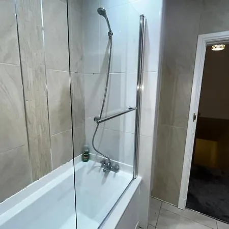 Stylish New-build Family - Free Parking Wifi * Bradford (West Yorkshire)