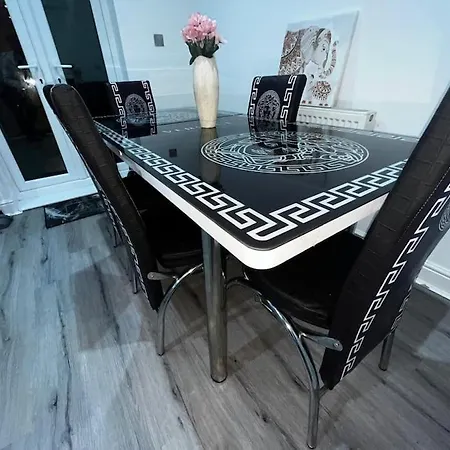 Stylish New-build Family - Free Parking Wifi *