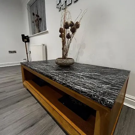 Stylish New-build Family - Free Parking Wifi Bradford (West Yorkshire)