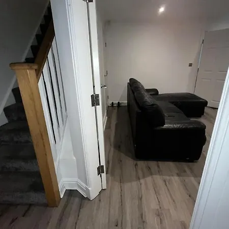 Holiday home Stylish New-build Family - Free Parking Wifi *